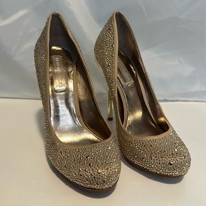 BCBG MAX AZRIA High Heels Golden 7M (right)